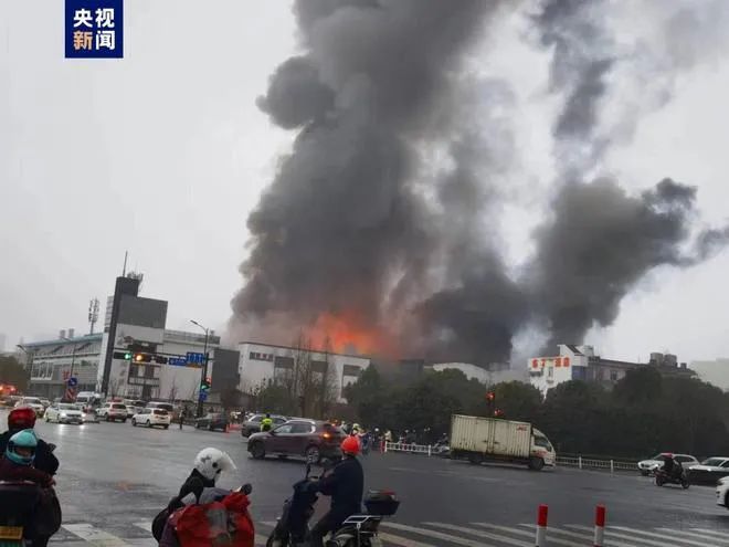杭州一仓库起火1.jpg